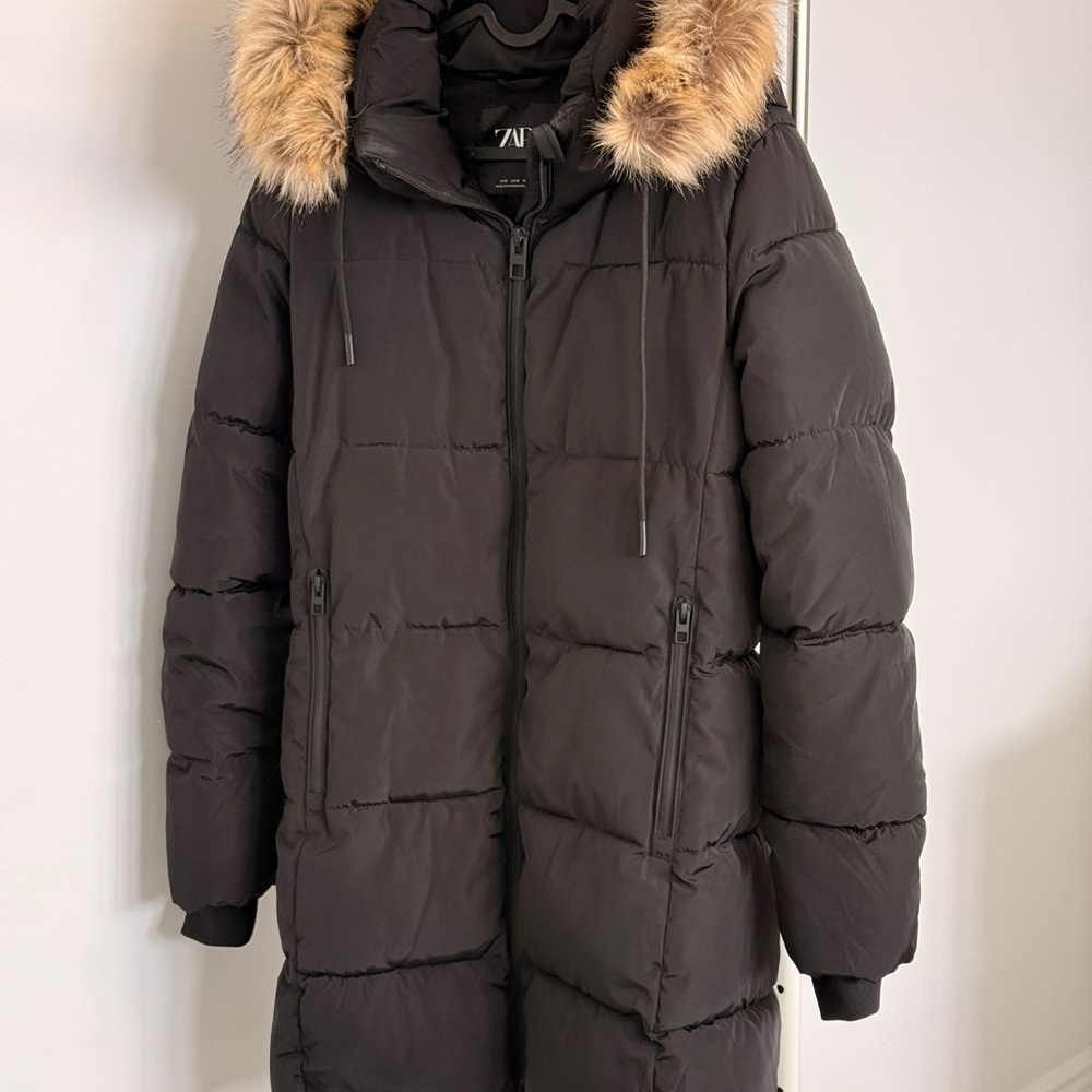 Zara Women's Black Puffer Jacket with Faux Fur Trim